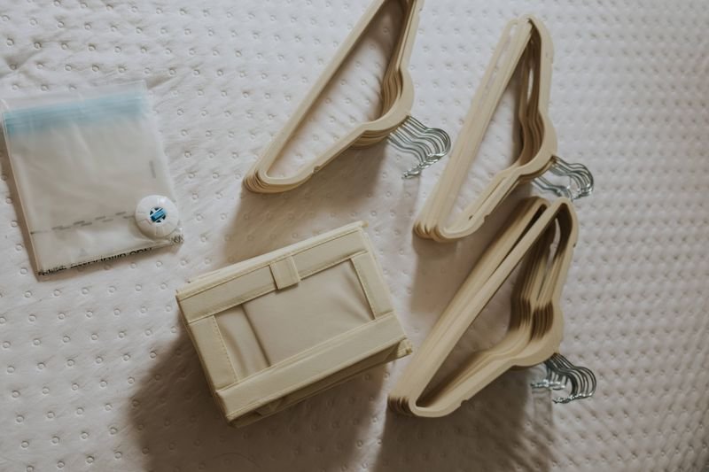 Vacuum storage bag with air valve and a foldable closet organiser with hangers